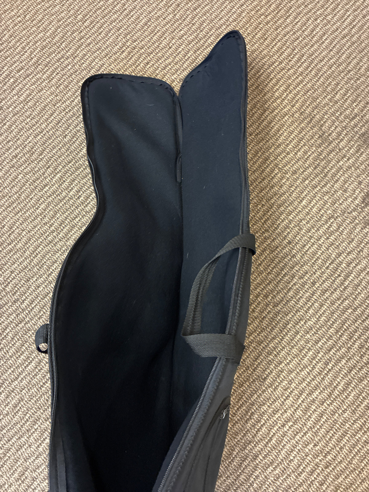 Austin Left-handed Electric Guitar: Fender style (Specifically Stratocaster-style)- made in Korea- Like New/ very lightly used- Model AU740BK with light travel gig bag