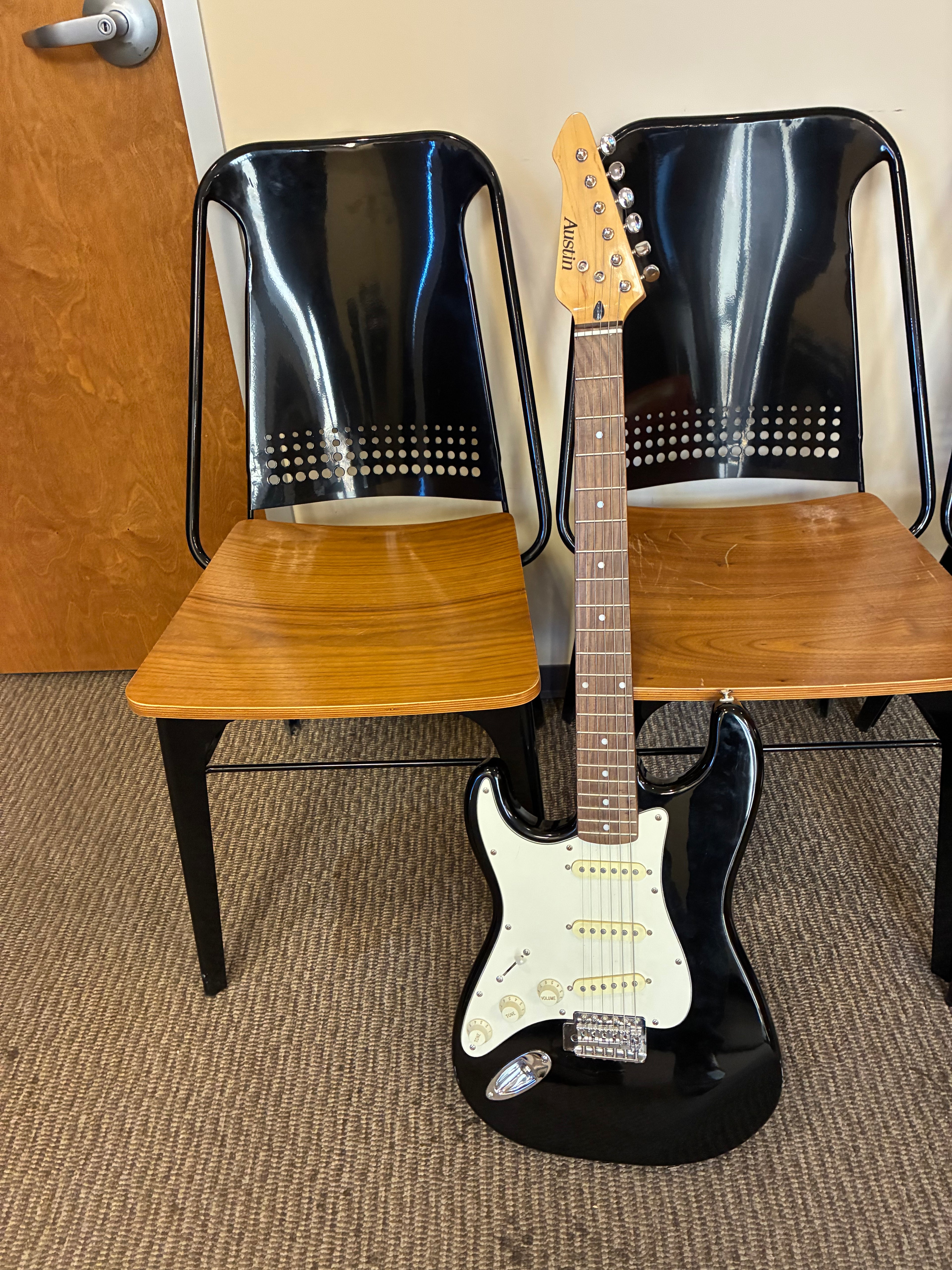 Austin Left-handed Electric Guitar: Fender style (Specifically Stratocaster-style)- made in Korea- Like New/ very lightly used- Model AU740BK with light travel gig bag