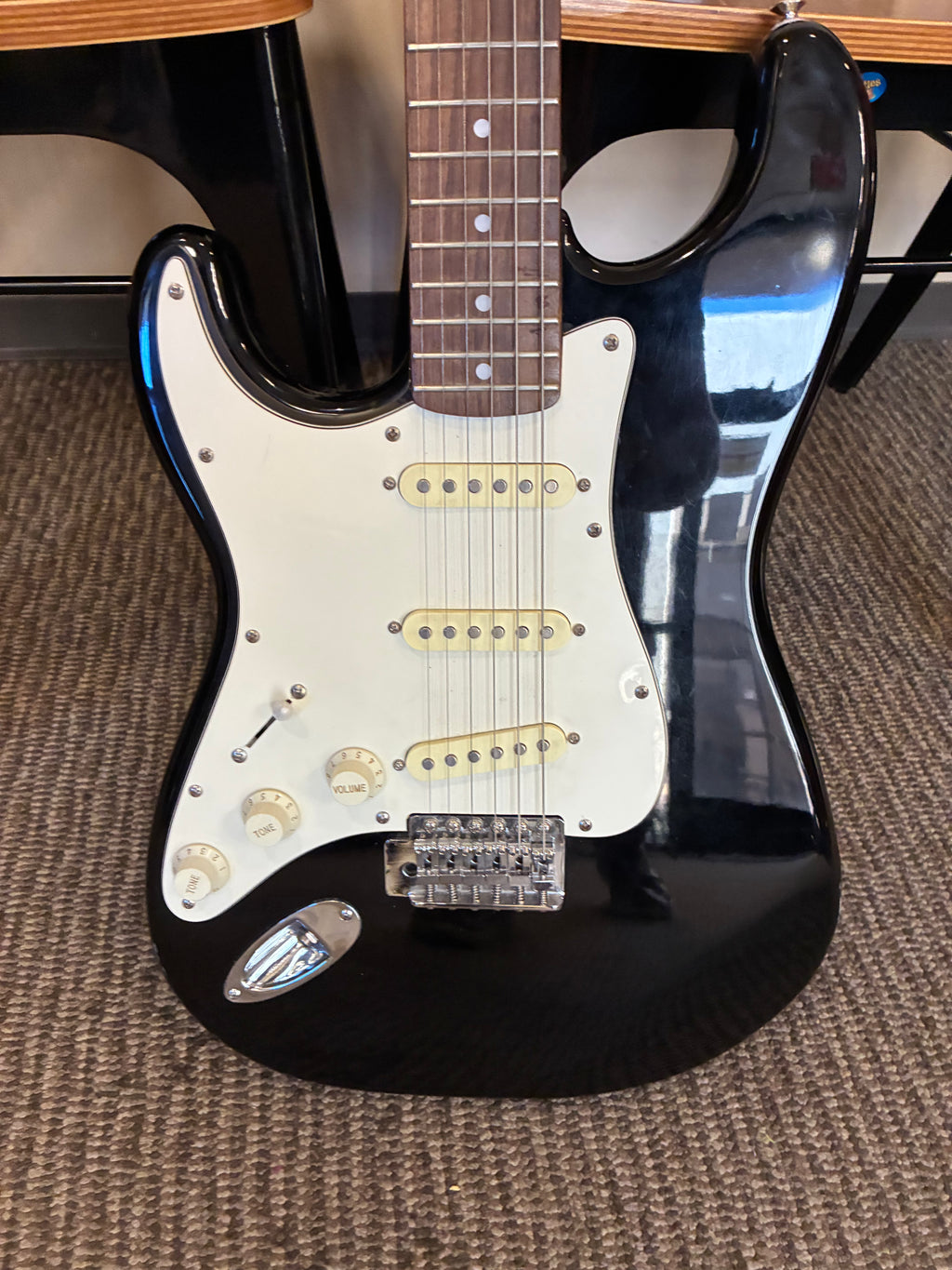 Austin Left-handed Electric Guitar: Fender style (Specifically Stratocaster-style)- made in Korea- Like New/ very lightly used- Model AU740BK with light travel gig bag