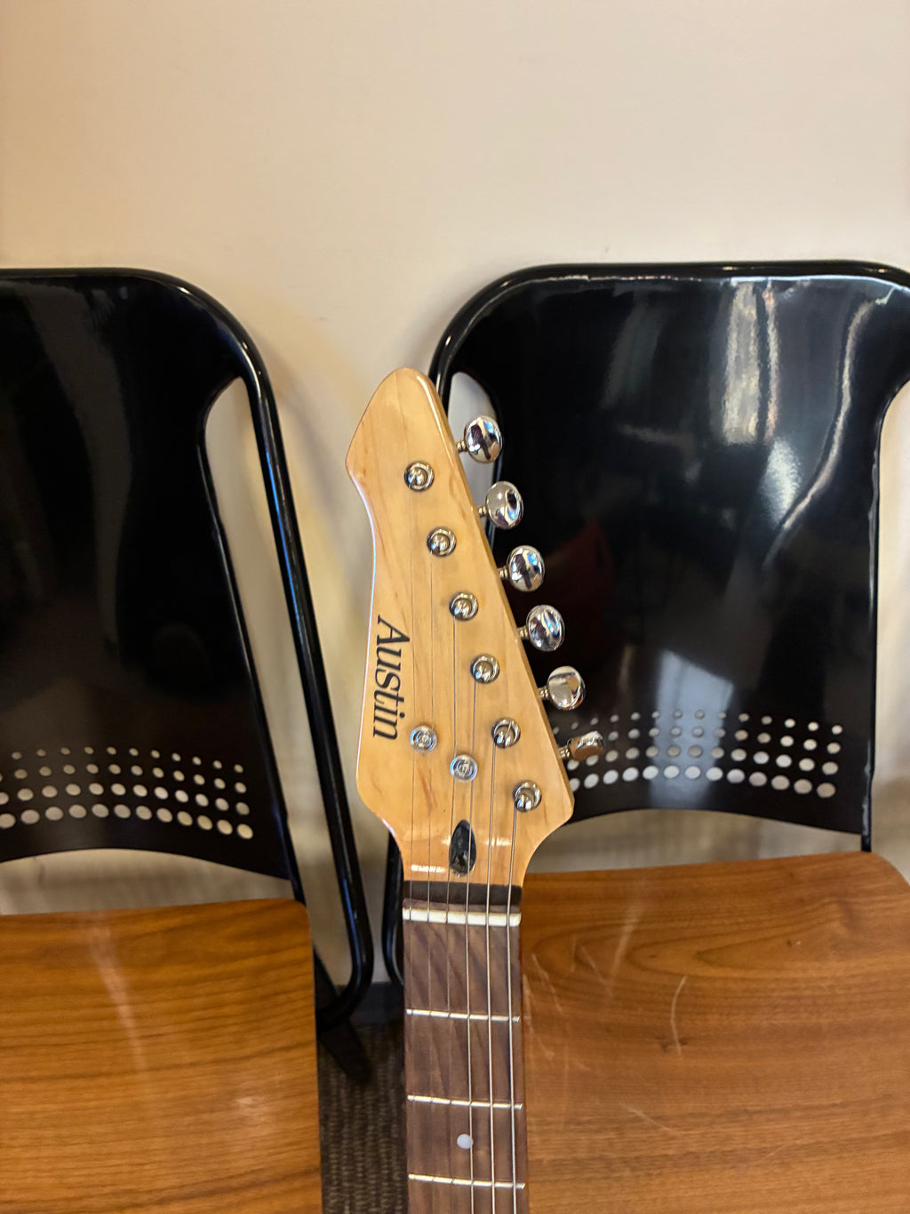 Austin Left-handed Electric Guitar: Fender style (Specifically Stratocaster-style)- made in Korea- Like New/ very lightly used- Model AU740BK with light travel gig bag