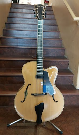 Eastman AR910.CE Hollow Body Acoustic-Electric  Guitar